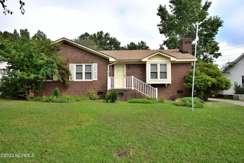 1404 Rock Creek Dr, Rocky Mount, NC 27804