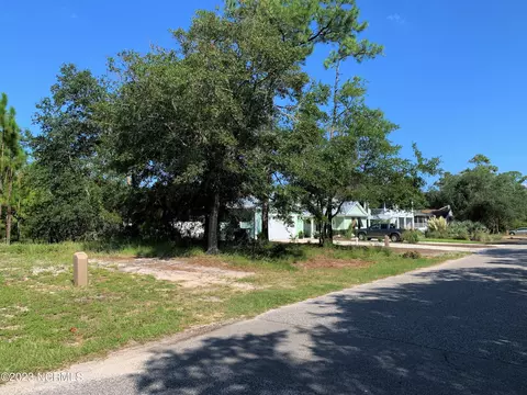 119 NW 13th St, Oak Island, NC 28465