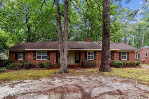 2210 Stallings Dr, Kinston, NC 28504