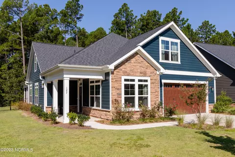 127 Holly Springs Ct, Southern Pines, NC 28387