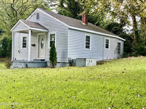 305 Mulberry St, Williamston, NC 27892