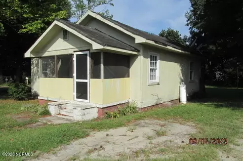 21 Layton St, Red Springs, NC 28377
