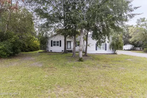 725 Eden Dr, Southport, NC 28461