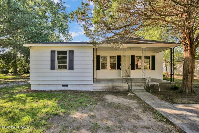 513 Mcinnis St, Pembroke, NC 28372