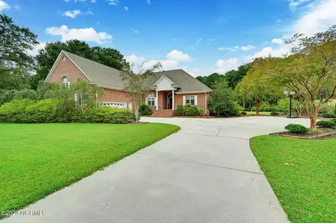 102 Saint Johns Ct, Chocowinity, NC 27817