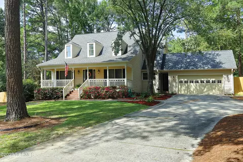 215 W Hedgelawn Way, Southern Pines, NC 28387
