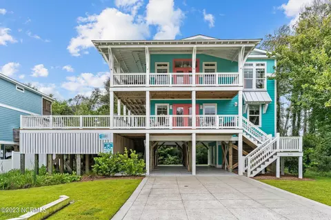 105 SE 63rd St, Oak Island, NC 28465