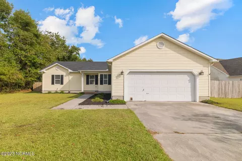 126 Forest Bluff Dr, Jacksonville, NC 28540
