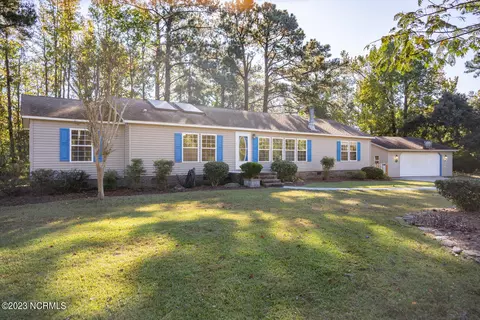 208 Harveys Ln, Hampstead, NC 28443