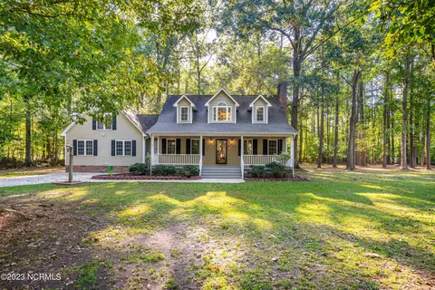 407 Bay Dr, Washington, NC 27889