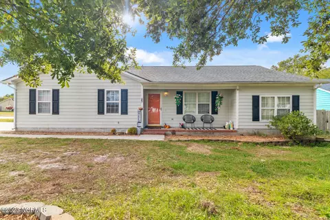 300 Timber Ridge Dr, Hubert, NC 28539