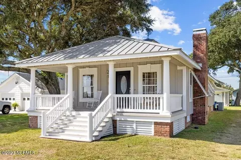 208 Hill St, Cedar Point, NC 28584