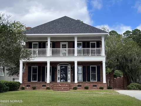 302 Lakeshore Dr, Lake Waccamaw, NC 28450
