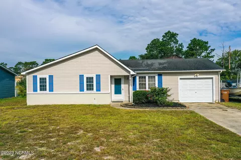 205 W Volant St, Hubert, NC 28539