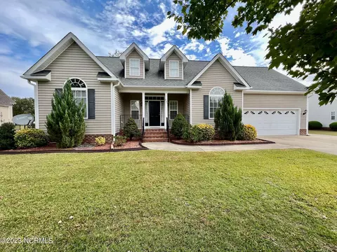 637 Savin Ct, Grimesland, NC 27837