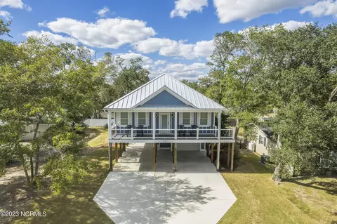 99 NE 20th St, Oak Island, NC 28465
