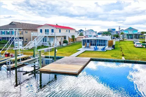 4056 4th St, Surf City, NC 28445