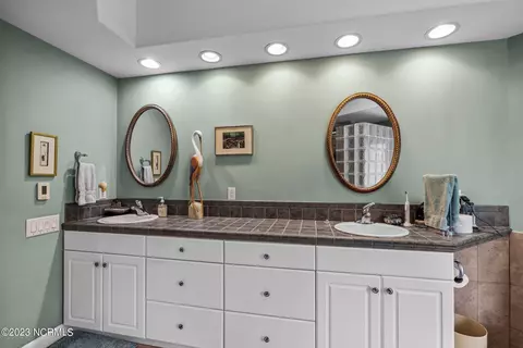 Bath - 205 Windjammer E, Emerald Isle, NC 28594 photo 3 of 8