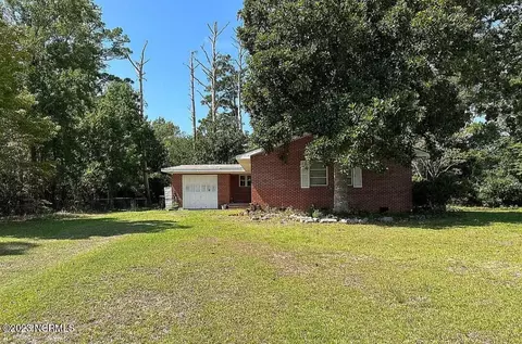 220 Knox Dr, Morehead City, NC 28557
