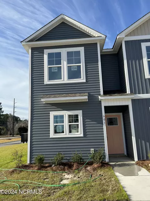 601 Jacks Crossing Dr, Hubert, NC 28539