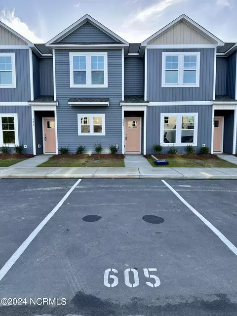 605 Jacks Crossing Dr, Hubert, NC 28539