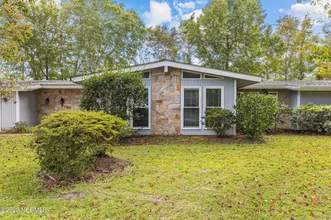 3601 Meadow Dr, Morehead City, NC 28557