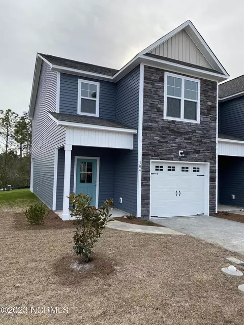 304 S Stingray Ln, Sneads Ferry, NC 28460