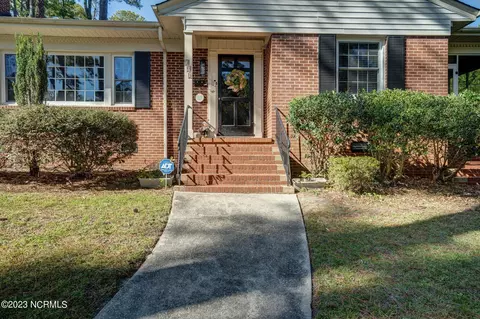 304 E Franklin St, Williamston, NC 27892 photo 2