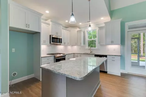 610 Crown Pointe Dr, Hampstead, NC 28443 photo 3