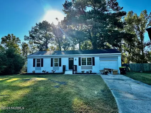 207 Shamrock Dr, Jacksonville, NC 28540