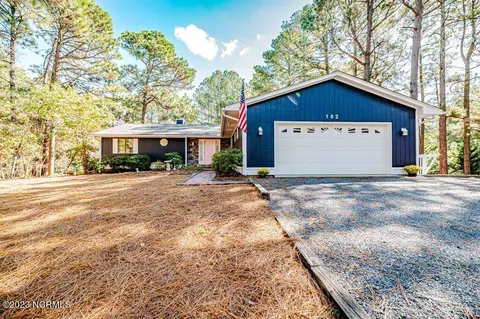 102 Hampton Ct, West End, NC 27376