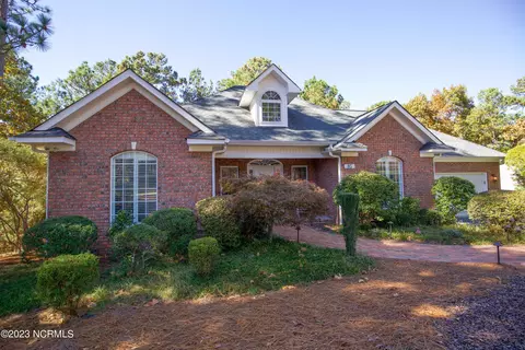 85 Catalpa Ln S, Pinehurst, NC 28374