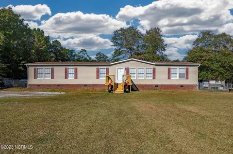 129 Edgewater Ln, Richlands, NC 28574