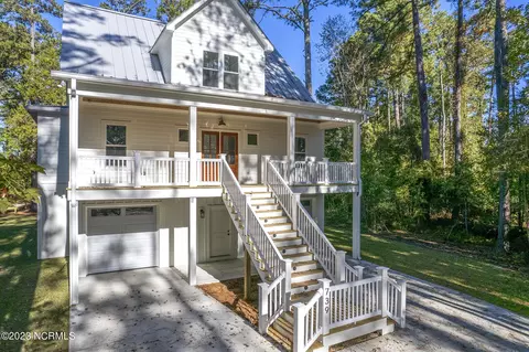 739 Comet Dr, Beaufort, NC 28516