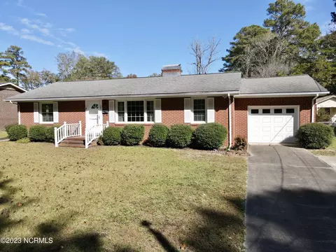 105 Edgelea Ave, Williamston, NC 27892
