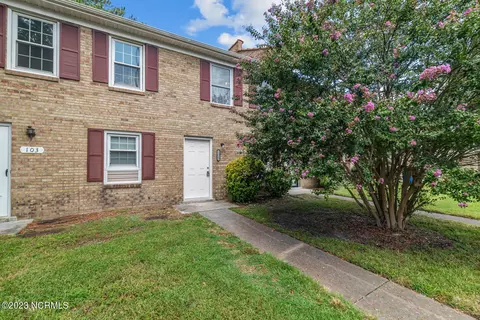 105 Palace Cir, Jacksonville, NC 28546