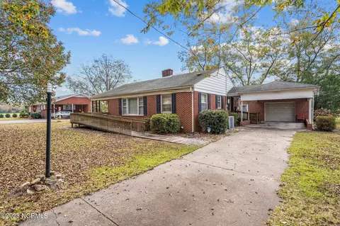 414 E Sampson St, Magnolia, NC 28453