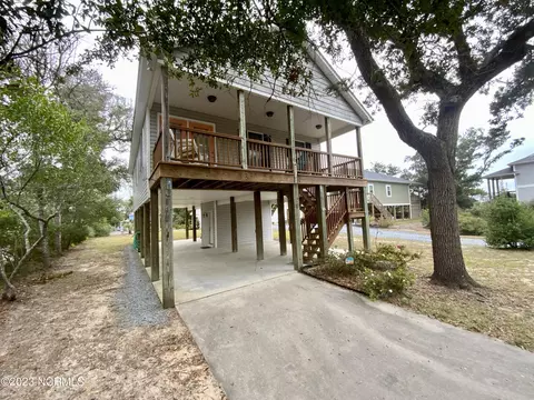 110 SE 38th St, Oak Island, NC 28465