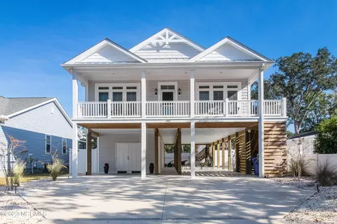 140 NW 5th St, Oak Island, NC 28465