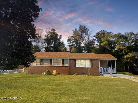 819 Barn St, Jacksonville, NC 28540