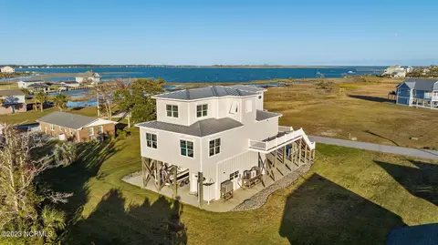 203 Johnson Rd, Harkers Island, NC 28531