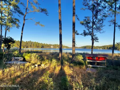 12 Shore Dr E, Oriental, NC 28571