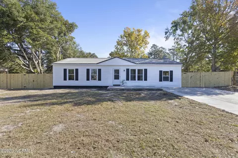 100 Riegel Dr, Hubert, NC 28539
