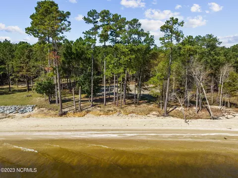 8 Sandy Bay Dr E, Oriental, NC 28571