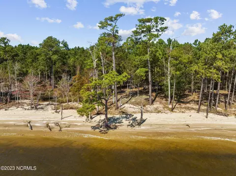12 Sandy Bay Dr E, Oriental, NC 28571