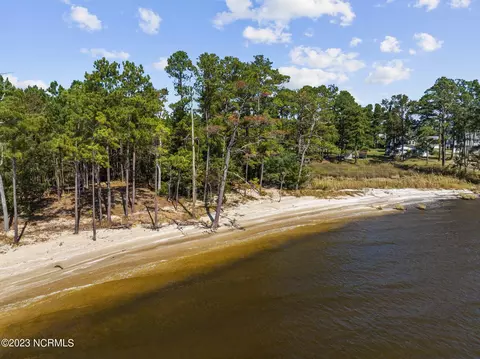 18 Sandy Bay Dr E, Oriental, NC 28571