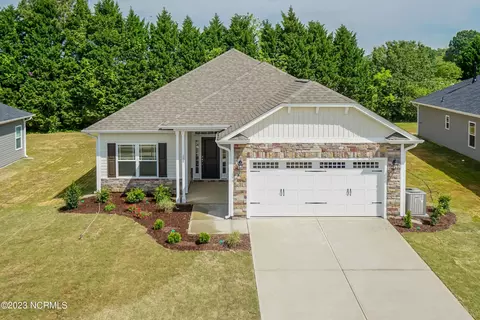 905 Eakins Ln, Richlands, NC 28574