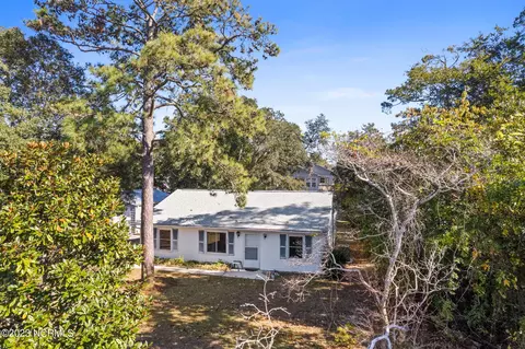 130 NE 20th St, Oak Island, NC 28465