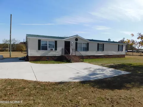 233 Grapevine Dr, Maxton, NC 28364