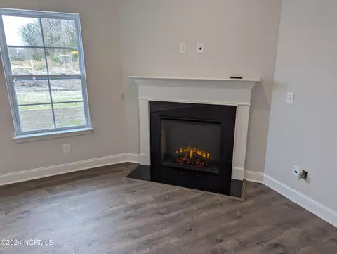Living - 903 Eakins Ln, Richlands, NC 28574 photo 2 of 2